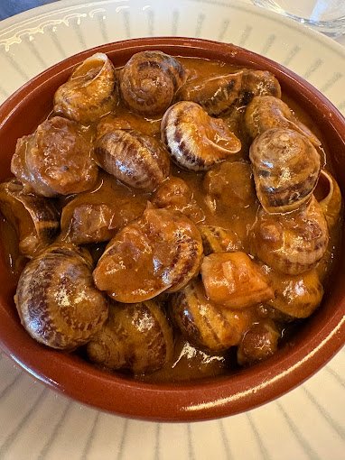 Amoca Linyola · plato de la carta